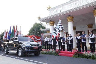Gubernur Khofifah Berangkatkan Kirab Pataka Jer Basuki Mawa Beya Jelang Hari Jadi ke-78 Jatim