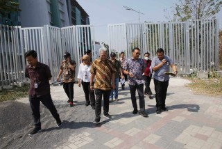 Perwakilan tim BBPJN Jawa Timur-Bali dan Tim Kreatif Melakukan Pengecekan di Stadion GBT.