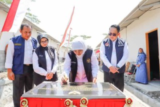 Gubernur Khofifah Resmikan 50 Rumah Relokasi Korban Tanah Gerak di Blitar. 