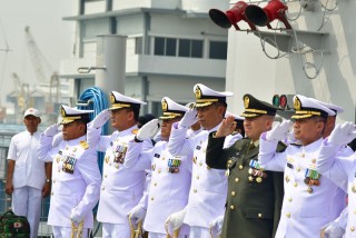 Wadan Puspenerbal Tabur Bunga Hari Pahlawan di Geladak KRl SHS-990 Koarmada ll