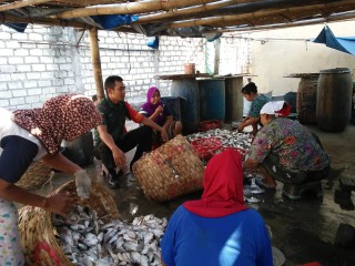 Kepedulian Babinsa Serda Suwanto, Beri Semangat Untuk Kemajuan Usaha Pengolahan Ikan Asin Warga Binaan