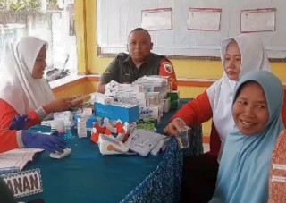 Komsos Babinsa Koramil Sidayu, Bantu Para Nakes Desa Sukorejo Dalam Kegiatan Postu Lansia