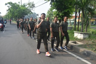 Jaga Kesehatan, Dandim Surabaya Timur Bersama Anggota Jalan Sehat