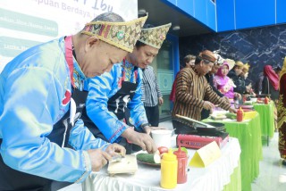 Semarak Hari ibu, Unitomo Gelar lomba Masak dan Fashion Show