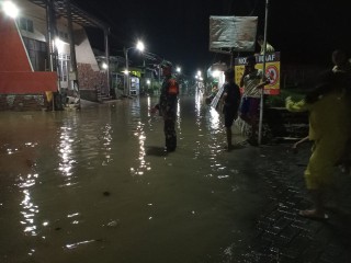Para Babinsa Koramil 0817/10 Benjeng Tanggap Bencana Banjir, Bantu Proses Pengungsian Para Warga
