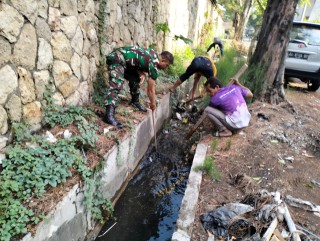 Jalin Kekompakan Dengan Warga, Koramil 0830/04 Bubutan Kerja Bakti Bersihkan Parit