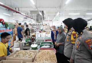 Jelang Nataru Polres Ponorogo Kunjungi Pasar Cek Persediaan dan Harga Bahan Pokok