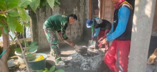 Kepedulian Babinsa Sertu Ansari Bantu Perbaikan Rumah Warga Binaan