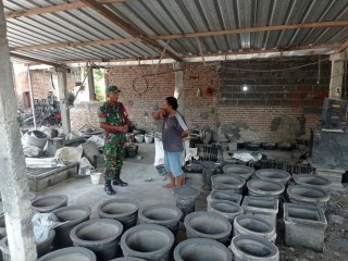 Komsos Dilancarkan Babinsa Mondoluku, Inginkan Usaha Pembuatan Pot Bunga Semakin Berkembang