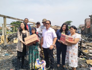 Bentuk Kepedulian Korban  Kebakaran, AWS Surabaya Bersama Vasa Hotel Berikan Bantuan Berupa Sembako