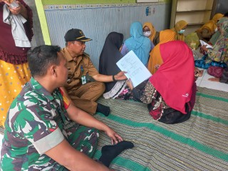 Babinsa Dampingi Kegiatan Pelayanan dan Pemeriksaan Kesehatan Terintegrasi Kepada Warga