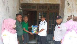 Peduli Akan Sesama, Babinsa Koramil Bersama Aparatur Kelurahan Berikan Bantuan Sembako Warga Kurang Mampu