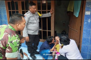 Bersama Bhabinkamtibmas, Babinsa Dampingi Sweeping SUB PIN Polio di Wilayah