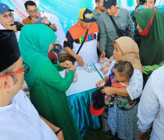 Bagikan Telur Untuk Balita, Gubernur Khofifah: Upaya Cegah Stunting dan Menjauhkan Dari Rente