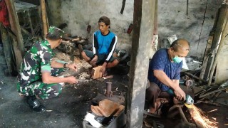 Babinsa Serda Blabur Sartono, Beri Dorongan Semangat Pekerja Pengrajin Baja Ringan di Wilayah Binaan