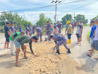 Jelang Hari Jadi ke-27, Lanudal Kupang Bersama Masyarakat Perbaiki Jalan Desa Penfui Timur