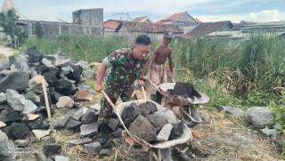 Cegah Longsor dan Banjir, Babinsa Bersama Masyarakat Bangun Plengsengan