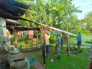 Sigap Berikan Pertolongan, Danramil Benjeng Beserta Babinsanya Merapat Ke Lokasi Terdampak Hujan Angin