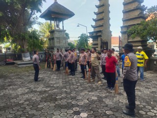 Gotongroyong Babinsa Bersama Aparatur Kewilayahan Dalam Pembersihan Rumah Ibadah