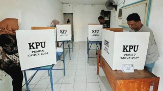 Habis Nyoblos, Warga Tunjukkan Tanda Tinta untuk Masuk Wisata Telaga Sarangan