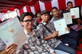 Serahkan sertifikat tanah program PTSL, Wali Kota Eri Cahyadi: Selesaikan semuanya agar tidak ada mafia tanah
