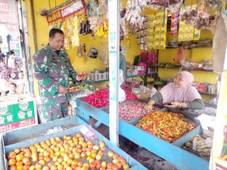 Jelang Ramadhan, Babinsa Koramil 0830/06 Benowo Pantau Harga dan Stok Persediaan Sembako di Pasar Tradisional