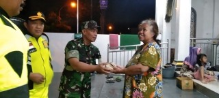 Dandim 0829/Bangkalan, Beri Makan Sahur Kepada Pengungsi Banjir