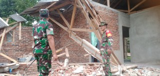 Dandim 0817/Gresik Meninjau Rumah Warga Terdampak Gempa di Pulau Bawean