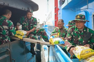 Hari ini Kodim 0817/Gresik Mendistribusikan Bantuan Untuk Pengungsi Terdampak Gempa Bawean