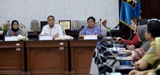 Pemkot Surabaya mendekatkan diri dengan warga dengan menyediakan layanan kesehatan di Pustu-Posyandu