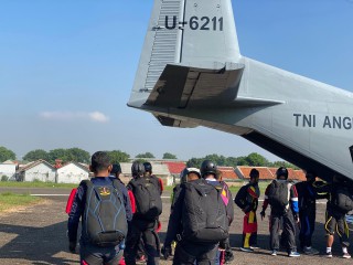 Pesud Casa NC 212-200 Aviocar Puspenerbal Dukung Latihan Terjun Denjaka di Cirebon