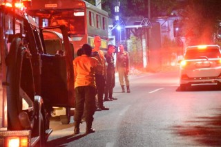 SATPOL PP Surabaya menghentikan tempat biliard yang beroperasi saat bulan Ramadan