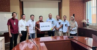 BPJamsostek Surabaya Darmo Serahkan Santunan Rp 381 Juta Kepada Ahli Waris Karyawan PLN NP
