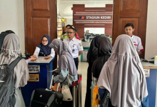 KAI Commuter Wilayah 8 Surabaya di Hari Kedua Lebaran Terjadi Peningkatan