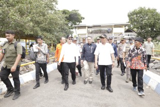 Pj Gubernur Jatim Tinjau Arus Mudik di Pelabuhan Jangkar Situbondo bersama Menko PMK RI