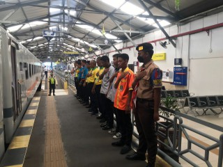 Kontribusi Relawan Komunitas Railfans dan Pramuka Surabaya, Sukseskan Angkutan Lebaran 2024