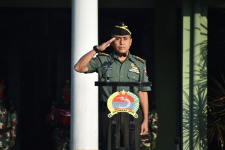 Kasi Pers Kasrem 084/Bhaskara Jaya Pimpin Upacara Bendera di Lapangan Makorem 084/BJ