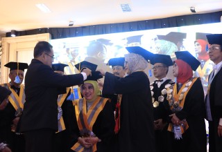 Unitomo Kukuhkan Prof. Sri Utami Ady sebagai Guru Besar ke-6 FEB