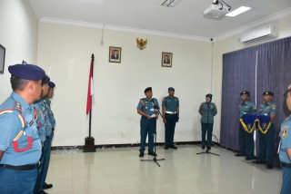 Komandan Kolat Penerbangan Tutup Kursus Pemantapan Flight Engineer Rotary Wing TA. 2024