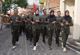 Pemotongan Tumpeng Mewarnai Olah Raga Bersama Danrem 084/BJ dengan Seluruh Anggota