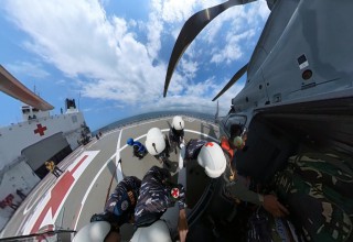 Skuadron Udara 100 Wing Udara 2 Puapenerbal Latihan EMU Bersama KRI dr. Wahidin Sudirohusodo