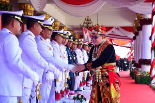 Wakil Komandan Puspenerbal Hadiri Peringatan HUT Ke-79 Rl di Gedung Negara Grahadi