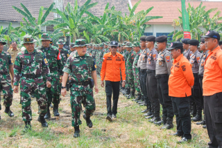 APEL KESIAPSIAGAAN DAN GELAR PASUKAN LATIHAN PENANGGULANGAN BENCANA ALAM KOREM 084/BJ DI KAB GRESIK