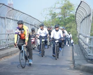 Jelang HUT ke-79 TNI, Komandan Puspenerbal Funbike dan Baksos Bersama Pangkotama TNl AL Wilayah Surabaya