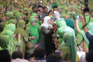 Khofifah Ajak Muslimat NU Jaga Persatuan dan Gelar Pasar Murah di Peringatan Harlah ke-78
