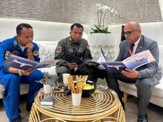Usai Tampil Memukau, Penerbang Rajawali Laut Flight Kunjungi Tenant Bali Air Show 2024