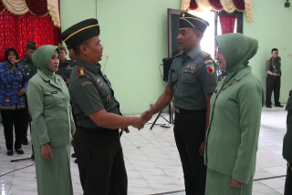 Dandim 0829 Upacarakan 72 Personel Kenaikan Pangkat Periode 1 Oktober 2024