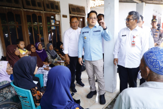 Bersama Entaskan Kemiskinan, Pj. Gubernur Adhy Serahkan Bantuan Rumah Layak Huni di Kediri