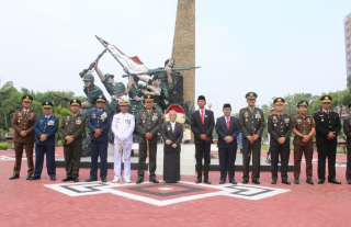Dandim Surabaya Utara Hadiri Upacara Hari Pahlawan, Dilanjutkan Ziarah ke Makam Pahlawan