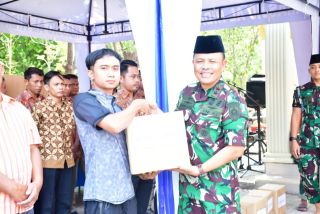 Jumat Berkah, Ba'da Jumatan Komandan Puspenerbal Makan Bersama dan Bagikan Sembako kepada PHL
